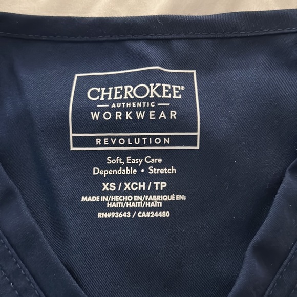 Cherokee women’s Scrub top - Picture 2 of 6